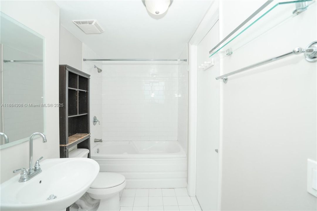 最近售出: $324,900 (1 贝兹, 1 浴室, 638 平方英尺)