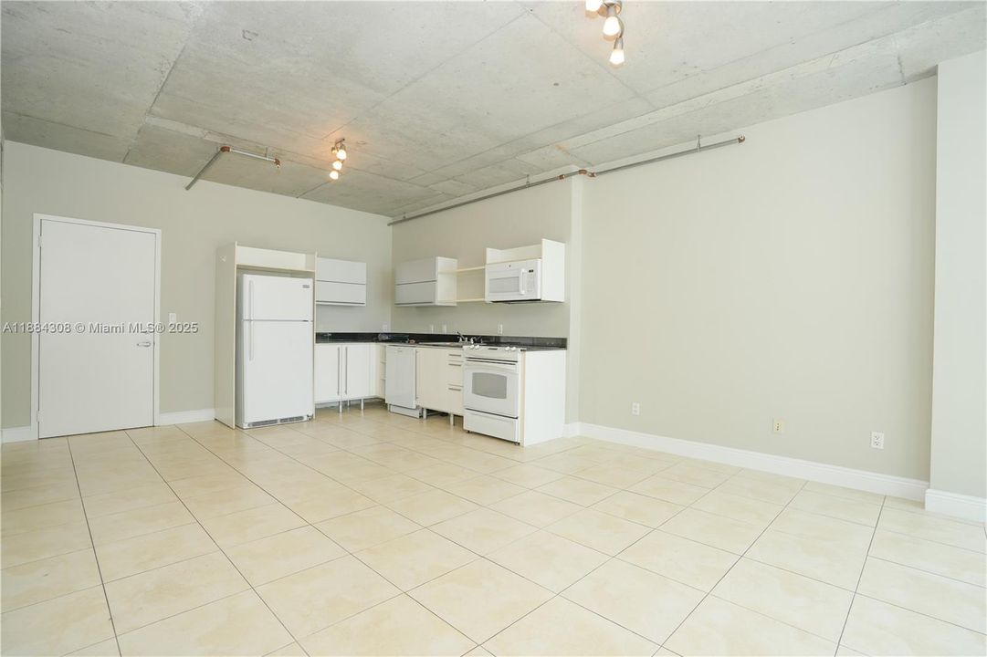 最近售出: $324,900 (1 贝兹, 1 浴室, 638 平方英尺)