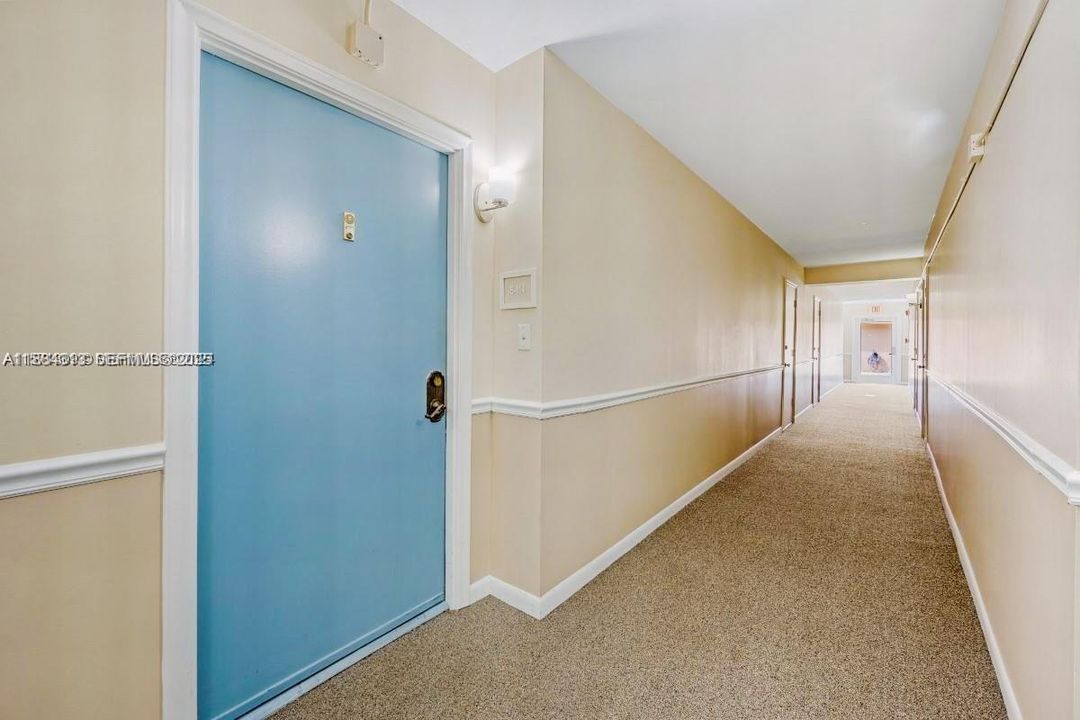 Active With Contract: $1,550 (1 beds, 1 baths, 750 Square Feet)