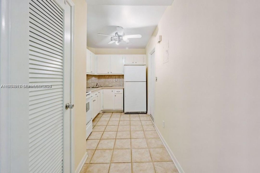 Active With Contract: $1,550 (1 beds, 1 baths, 750 Square Feet)