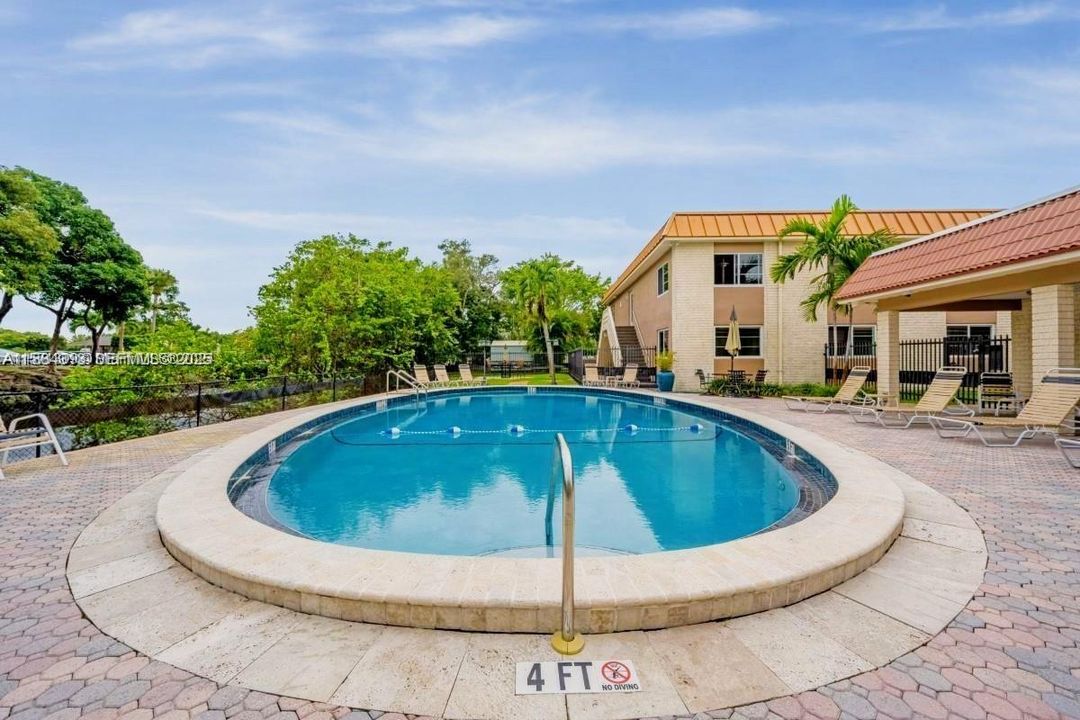 Active With Contract: $1,550 (1 beds, 1 baths, 750 Square Feet)