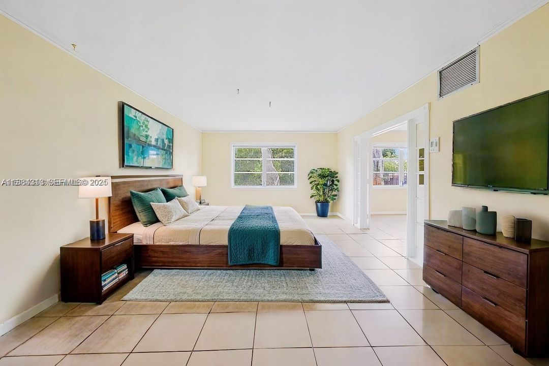 Active With Contract: $1,550 (1 beds, 1 baths, 750 Square Feet)