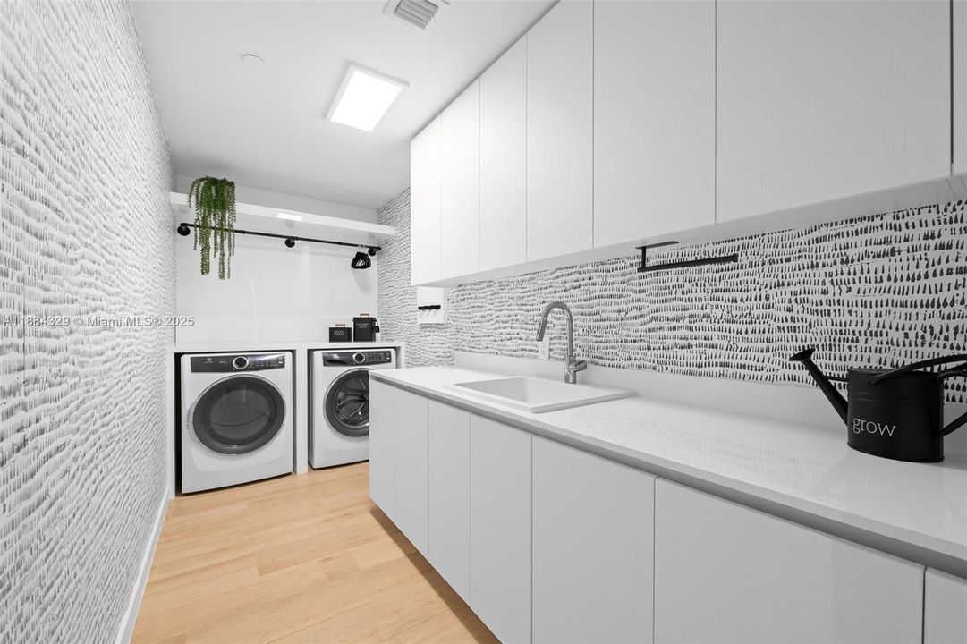 Recently Sold: $2,595,000 (2 beds, 2 baths, 1928 Square Feet)