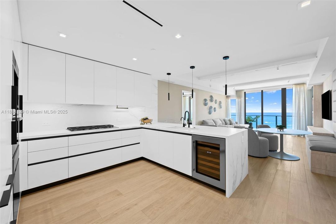 Recently Sold: $2,595,000 (2 beds, 2 baths, 1928 Square Feet)