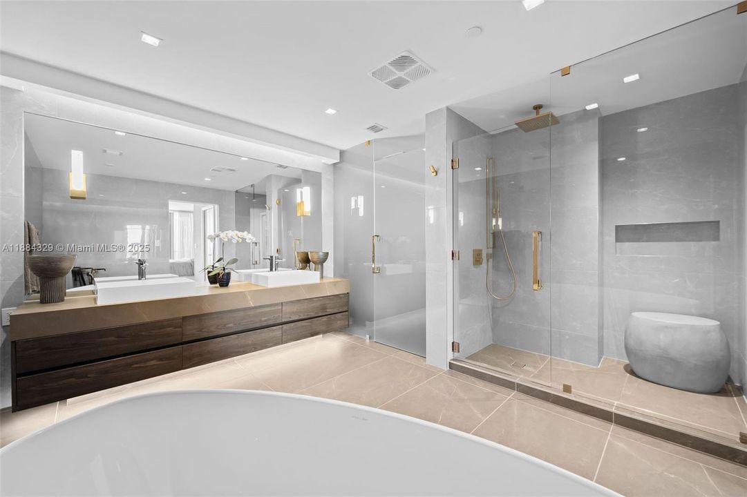 Recently Sold: $2,595,000 (2 beds, 2 baths, 1928 Square Feet)