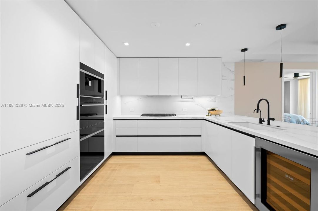 Recently Sold: $2,595,000 (2 beds, 2 baths, 1928 Square Feet)