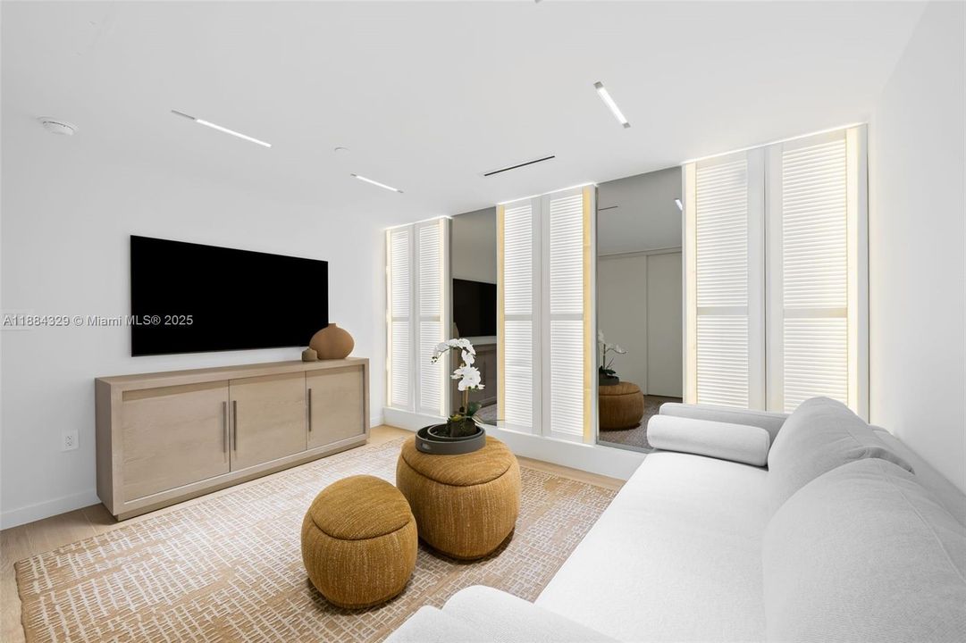 Recently Sold: $2,595,000 (2 beds, 2 baths, 1928 Square Feet)