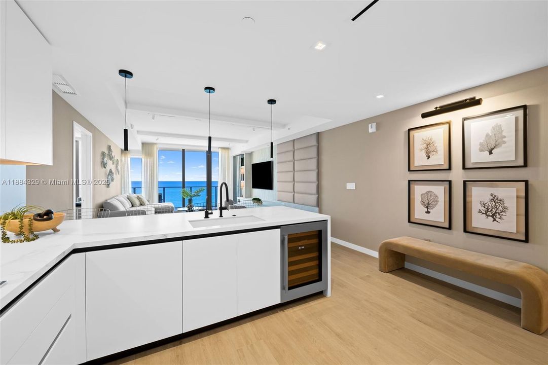 Recently Sold: $2,595,000 (2 beds, 2 baths, 1928 Square Feet)