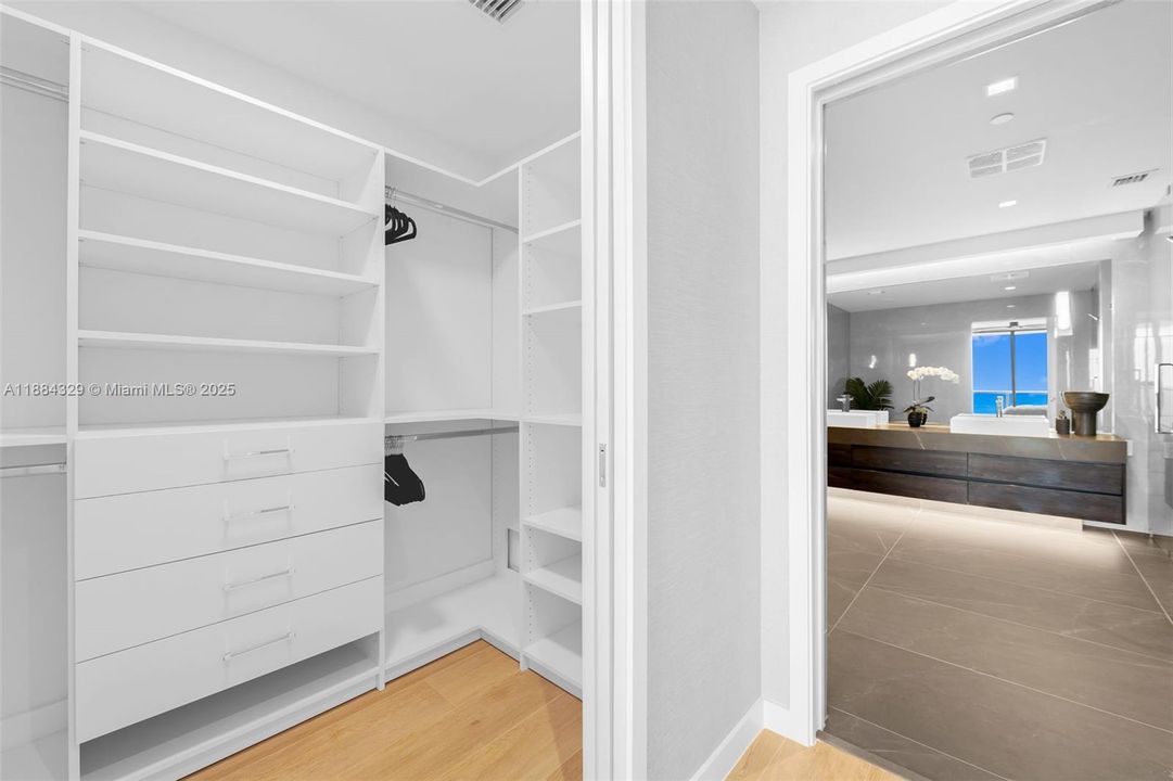 Recently Sold: $2,595,000 (2 beds, 2 baths, 1928 Square Feet)