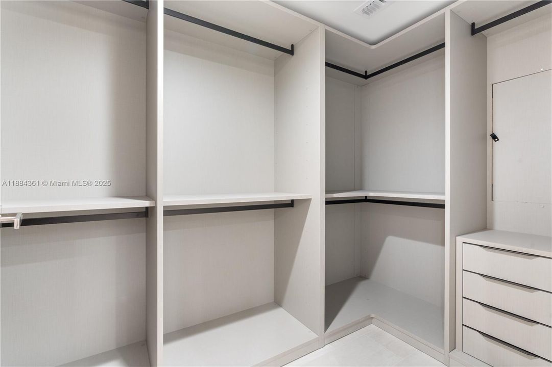 出租: $17,000 (4 贝兹, 3 浴室, 2230 平方英尺)