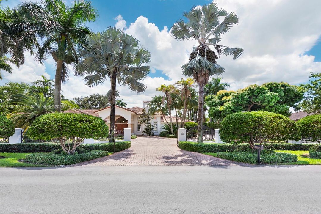 For Sale: $3,250,000 (7 beds, 6 baths, 6545 Square Feet)