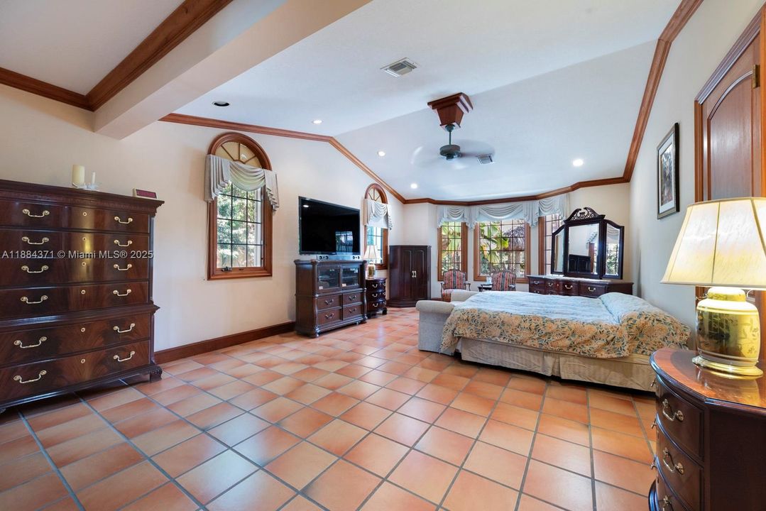 For Sale: $3,250,000 (7 beds, 6 baths, 6545 Square Feet)