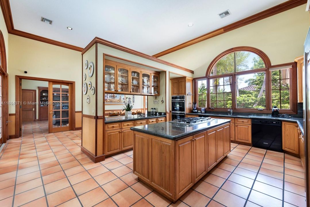 For Sale: $3,250,000 (7 beds, 6 baths, 6545 Square Feet)