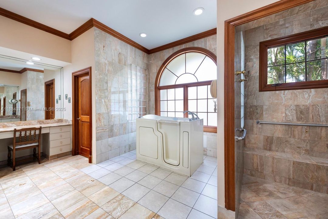 For Sale: $3,250,000 (7 beds, 6 baths, 6545 Square Feet)