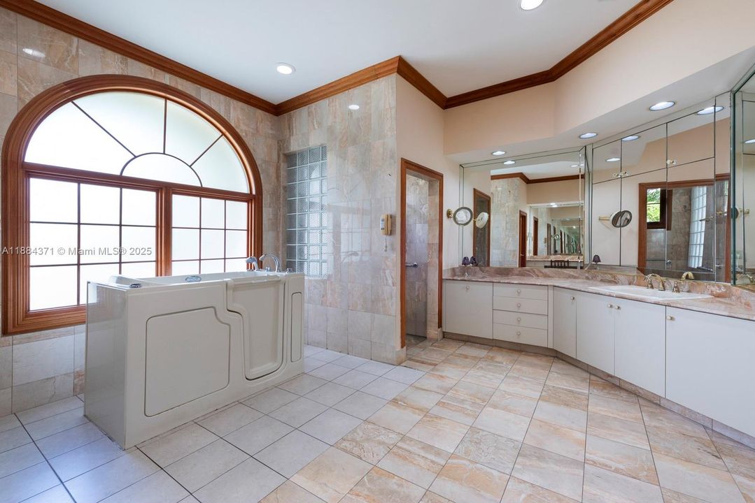 For Sale: $3,250,000 (7 beds, 6 baths, 6545 Square Feet)