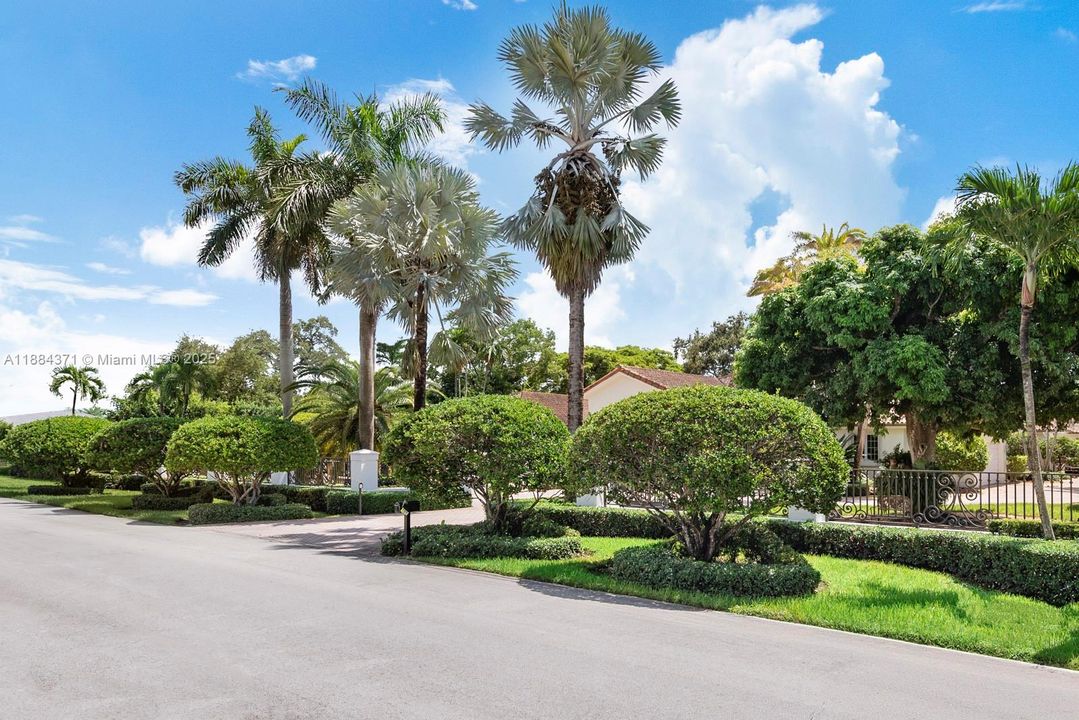 For Sale: $3,250,000 (7 beds, 6 baths, 6545 Square Feet)