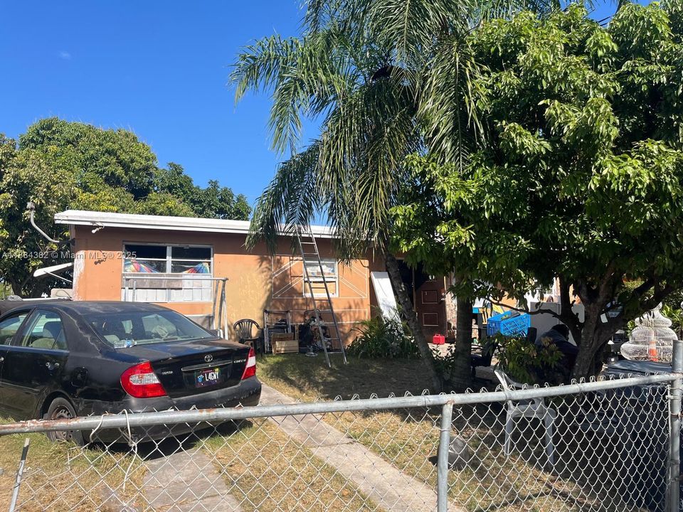 Activo con contrato: $410,000 (3 camas, 1 baños, 1306 Pies cuadrados)