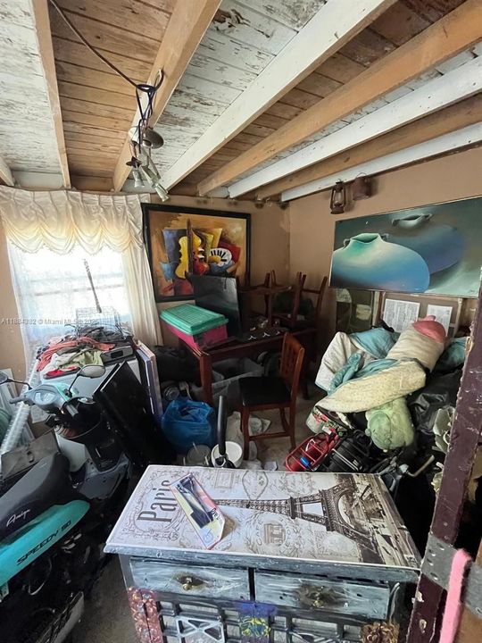 Activo con contrato: $410,000 (3 camas, 1 baños, 1306 Pies cuadrados)