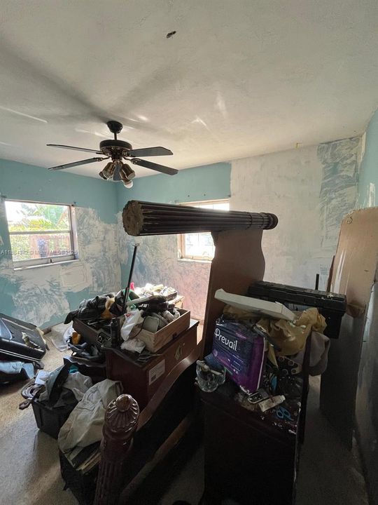 Activo con contrato: $410,000 (3 camas, 1 baños, 1306 Pies cuadrados)