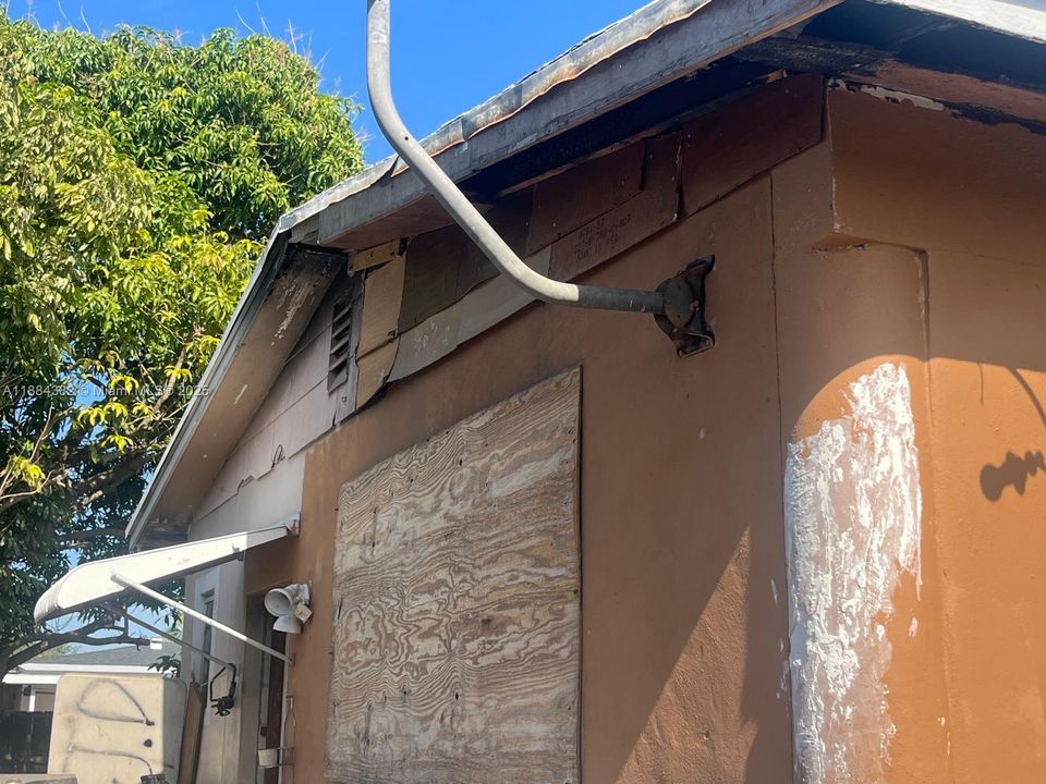 Activo con contrato: $410,000 (3 camas, 1 baños, 1306 Pies cuadrados)