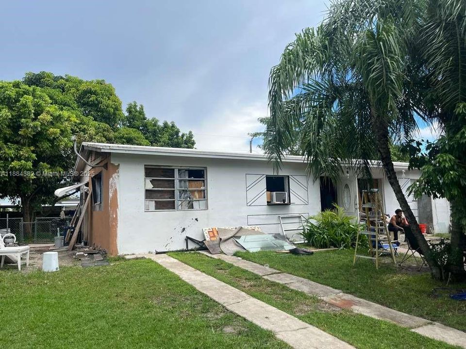 Activo con contrato: $410,000 (3 camas, 1 baños, 1306 Pies cuadrados)