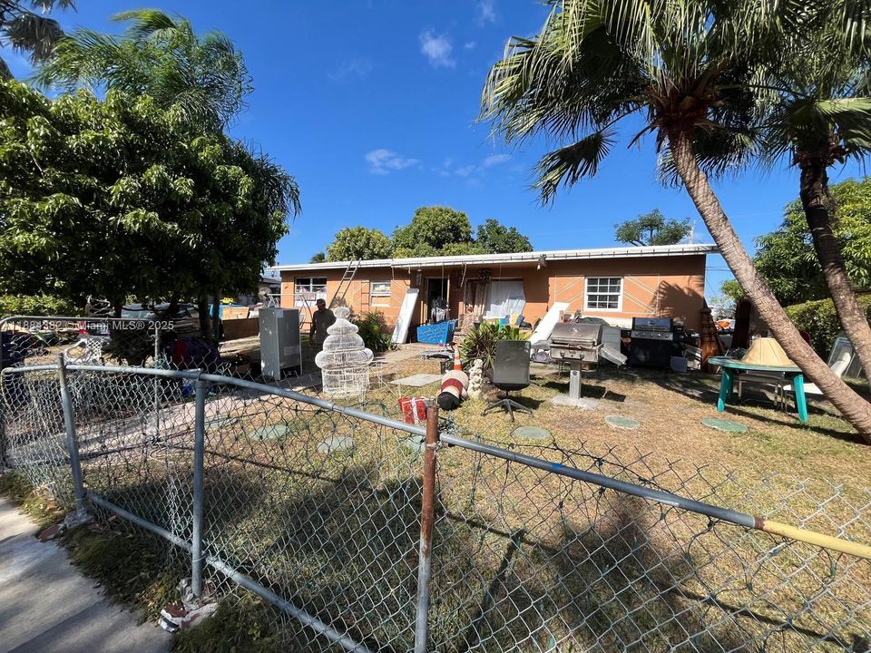 Activo con contrato: $410,000 (3 camas, 1 baños, 1306 Pies cuadrados)