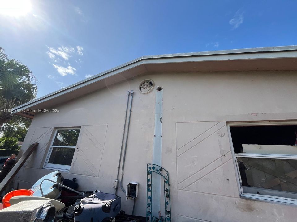 Activo con contrato: $410,000 (3 camas, 1 baños, 1306 Pies cuadrados)