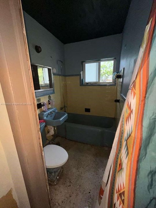 Activo con contrato: $410,000 (3 camas, 1 baños, 1306 Pies cuadrados)