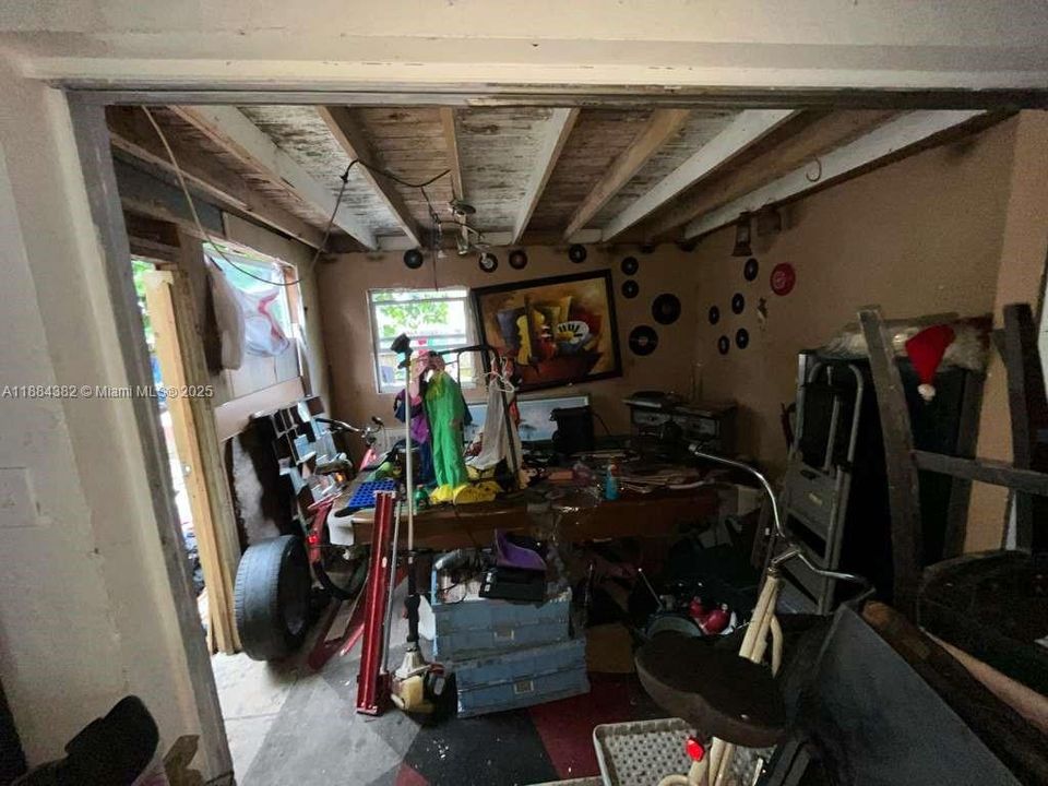 Activo con contrato: $410,000 (3 camas, 1 baños, 1306 Pies cuadrados)