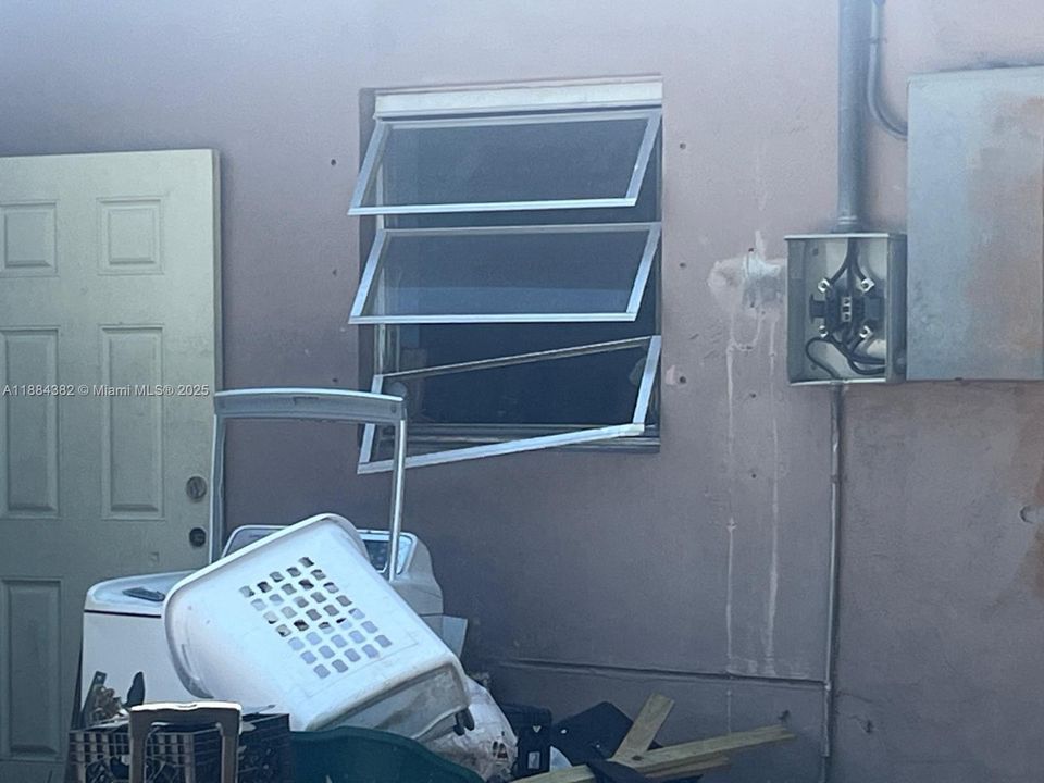 Activo con contrato: $410,000 (3 camas, 1 baños, 1306 Pies cuadrados)