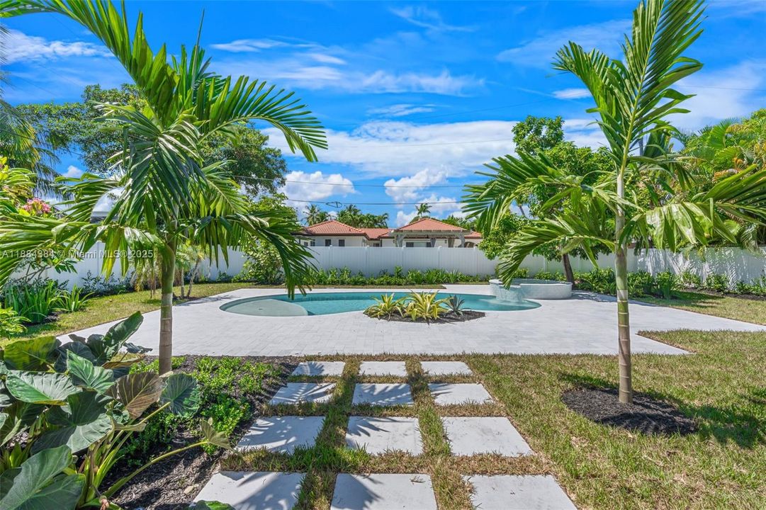 For Sale: $3,695,000 (5 beds, 4 baths, 3745 Square Feet)