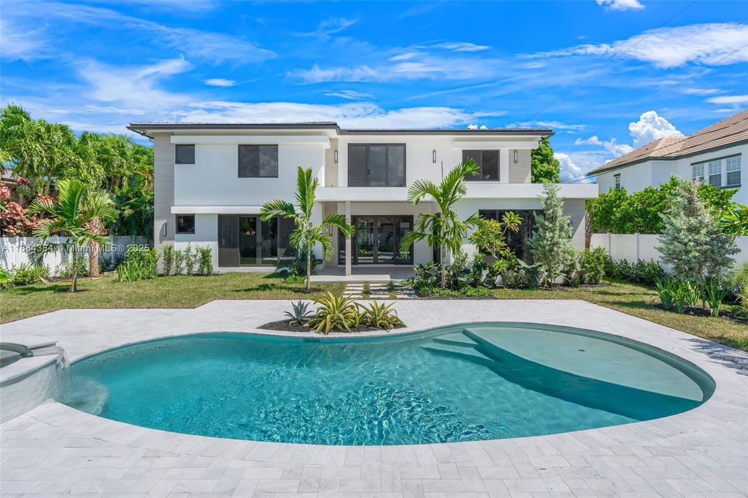 For Sale: $3,695,000 (5 beds, 4 baths, 3745 Square Feet)
