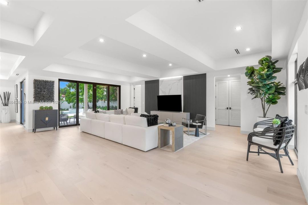 For Sale: $3,695,000 (5 beds, 4 baths, 3745 Square Feet)