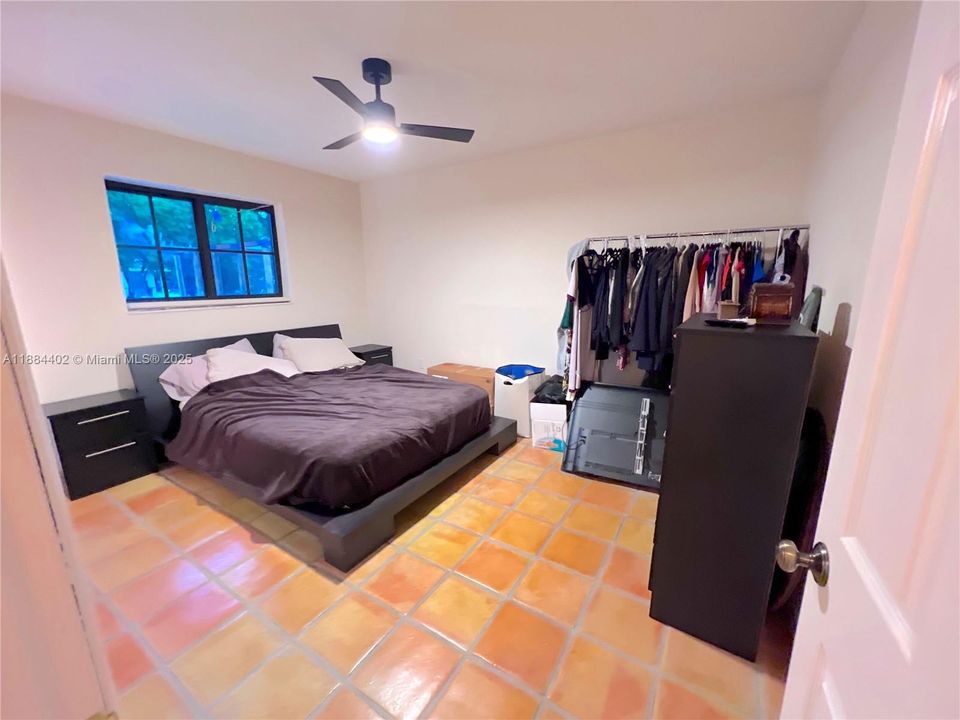 2nd Master w/ an en suite & walk in closet