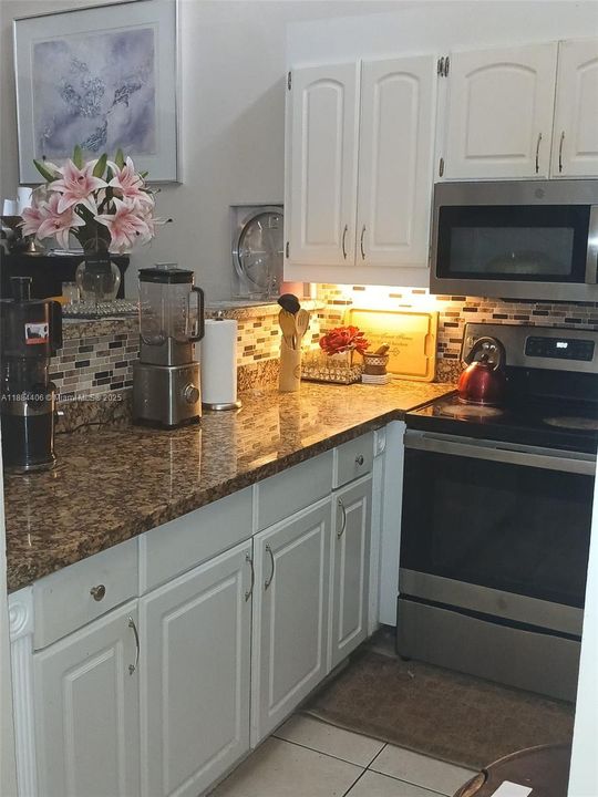 Active With Contract: $289,000 (2 beds, 2 baths, 1050 Square Feet)