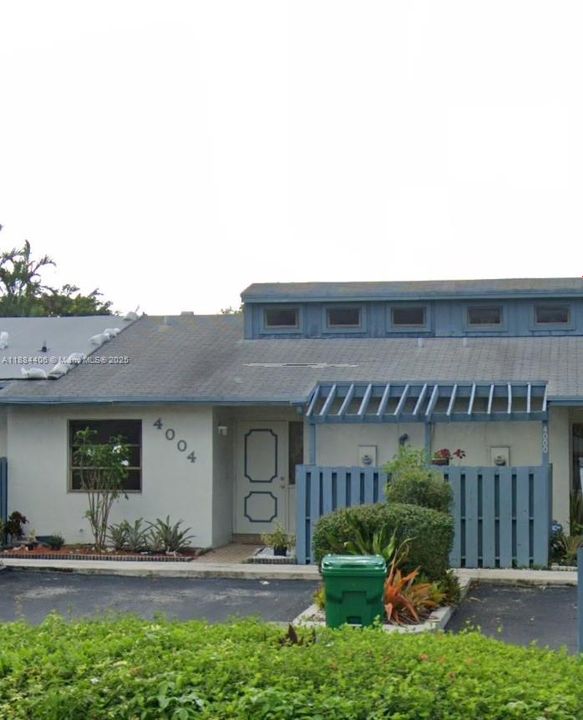 Active With Contract: $289,000 (2 beds, 2 baths, 1050 Square Feet)