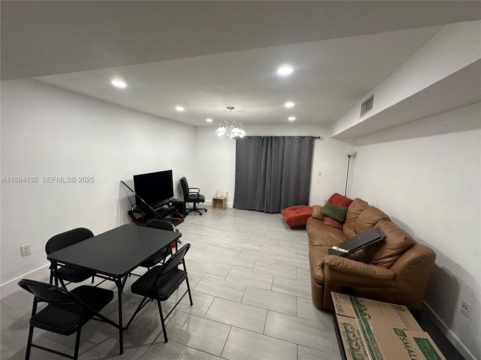 For Sale: $295,995 (2 beds, 1 baths, 1114 Square Feet)