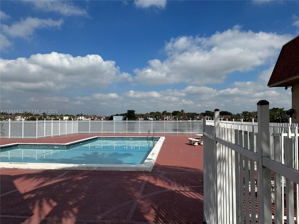 For Sale: $295,995 (2 beds, 1 baths, 1114 Square Feet)