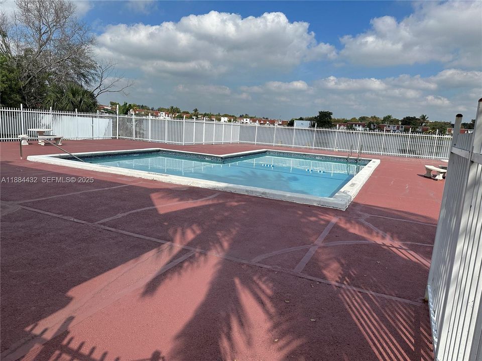 For Sale: $295,995 (2 beds, 1 baths, 1114 Square Feet)