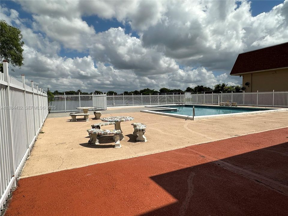 For Sale: $295,995 (2 beds, 1 baths, 1114 Square Feet)