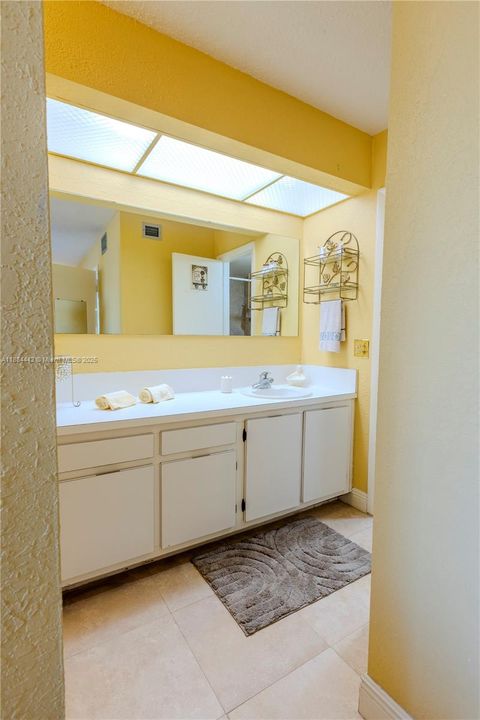 Под контрактом: $245,000 (2 спален, 2 ванн, 1230 Квадратных фут)