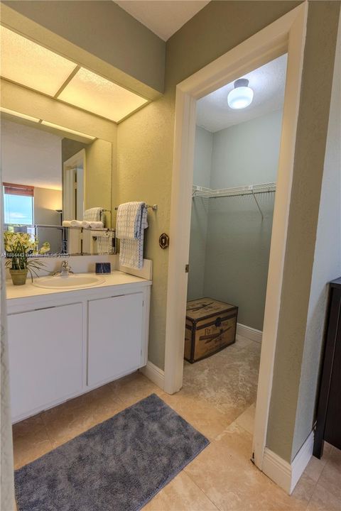 Под контрактом: $245,000 (2 спален, 2 ванн, 1230 Квадратных фут)