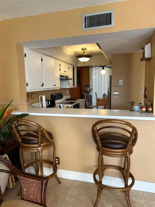 Под контрактом: $245,000 (2 спален, 2 ванн, 1230 Квадратных фут)