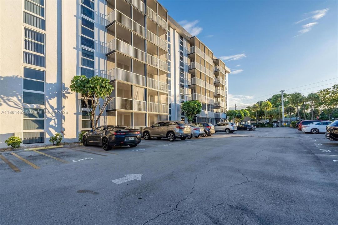 For Sale: $200,000 (1 beds, 1 baths, 728 Square Feet)