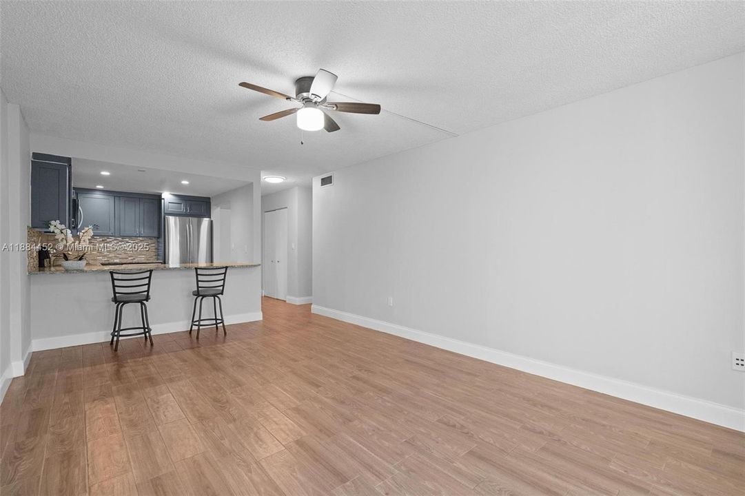 For Sale: $200,000 (1 beds, 1 baths, 728 Square Feet)