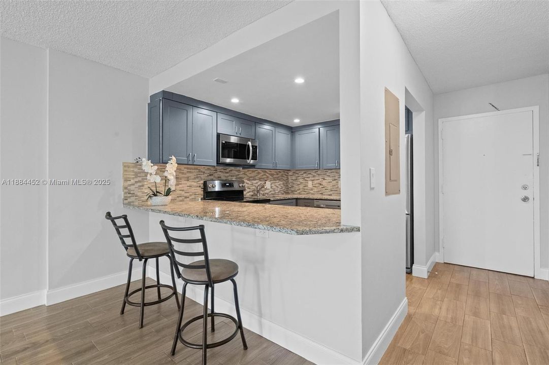 For Sale: $200,000 (1 beds, 1 baths, 728 Square Feet)