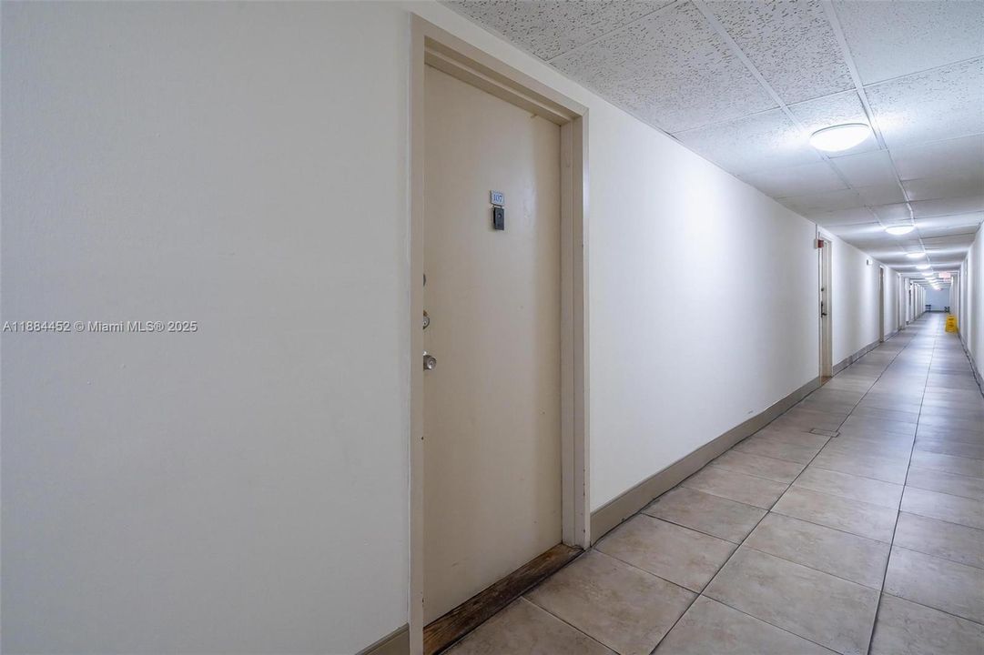 For Sale: $200,000 (1 beds, 1 baths, 728 Square Feet)