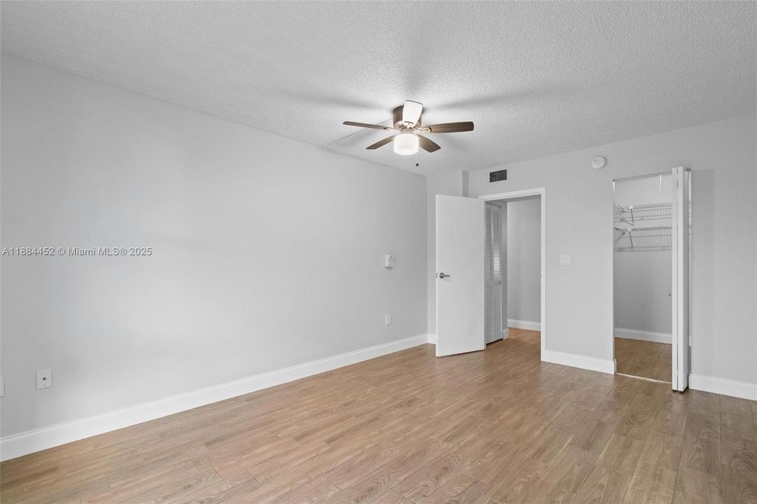 For Sale: $200,000 (1 beds, 1 baths, 728 Square Feet)