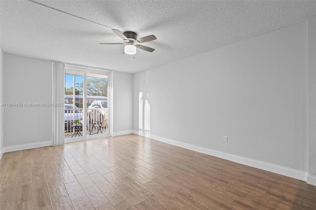 For Sale: $200,000 (1 beds, 1 baths, 728 Square Feet)