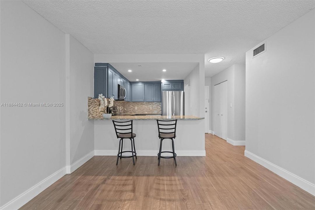 For Sale: $200,000 (1 beds, 1 baths, 728 Square Feet)